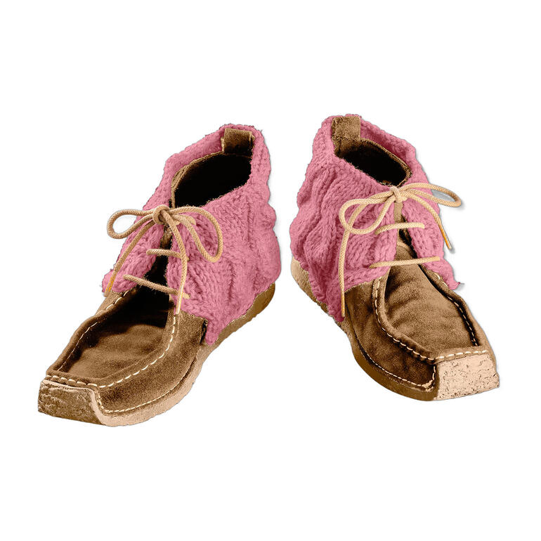 Schuhstulpen aus Landwolle in Rosa, über braunen Schuhen angebracht.