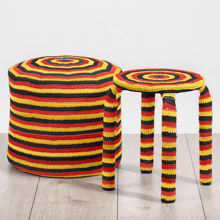 Gestreifte Hocker und Pouf in Schwarz, Rot und Gold