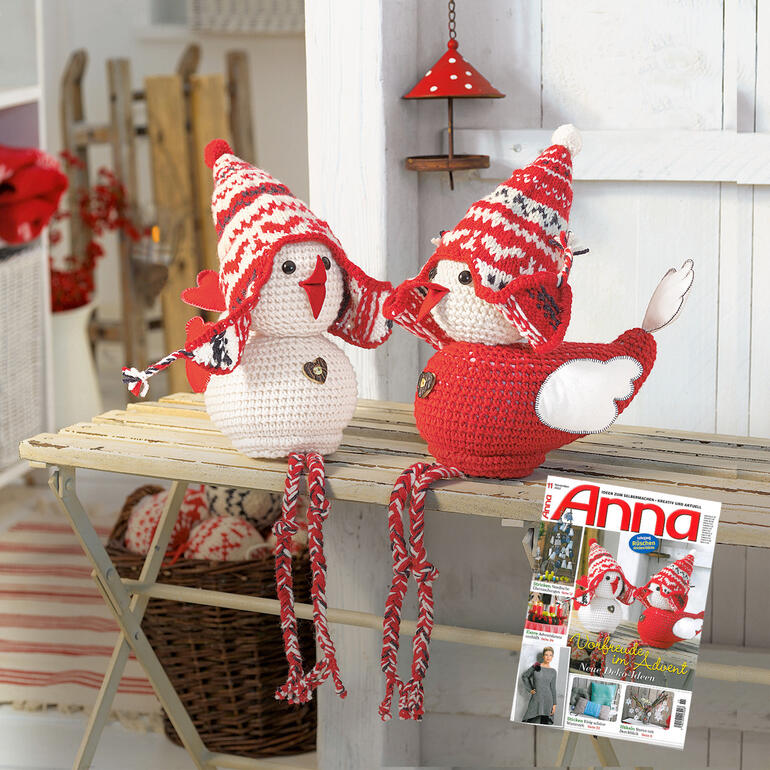 Gestrickte Weihnachtsspatzen in Rot und Weiß