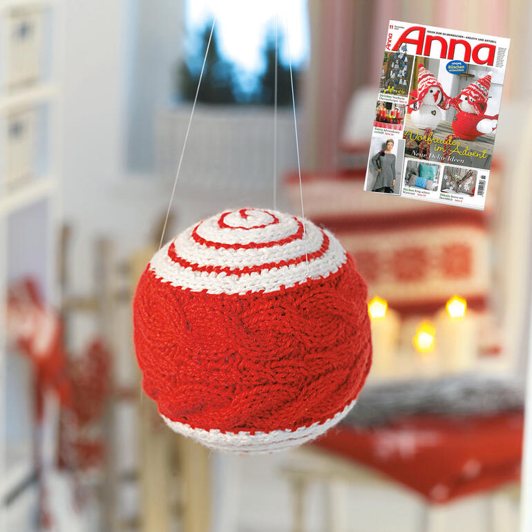 Rote Weihnachtskugel mit weißem Muster