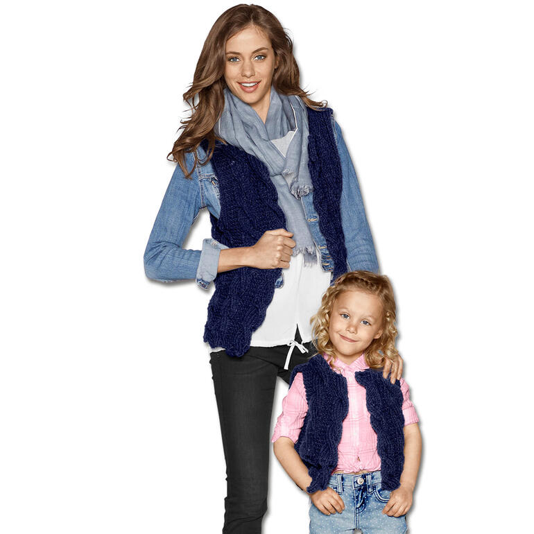 Dame und Kind in blauen Westen aus Merino Dick.