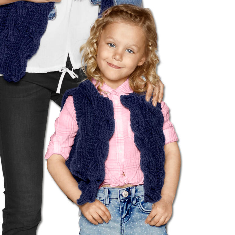 Nahaufnahme eines Mädchens in blauer Weste aus Merino Dick.