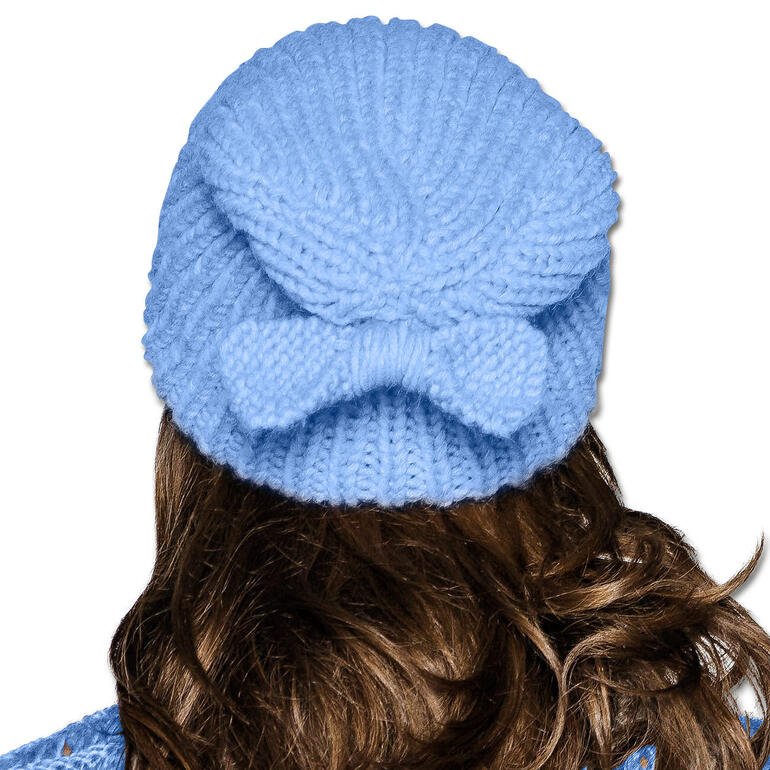 Helle blaue Mütze mit einer Schleife auf dem Rücken.
