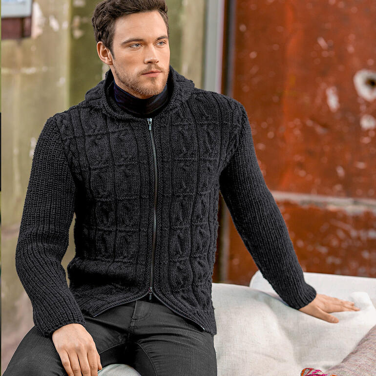 Mann in einer schwarzen Strickjacke mit Kapuze und Reißverschluss.