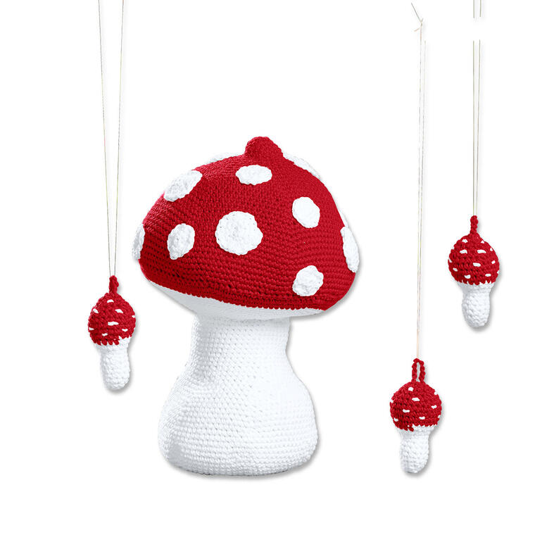 Gehäkelte Glückspilze aus Cotonia II, einschließlich eines großen Roten mit weißen Punkten.