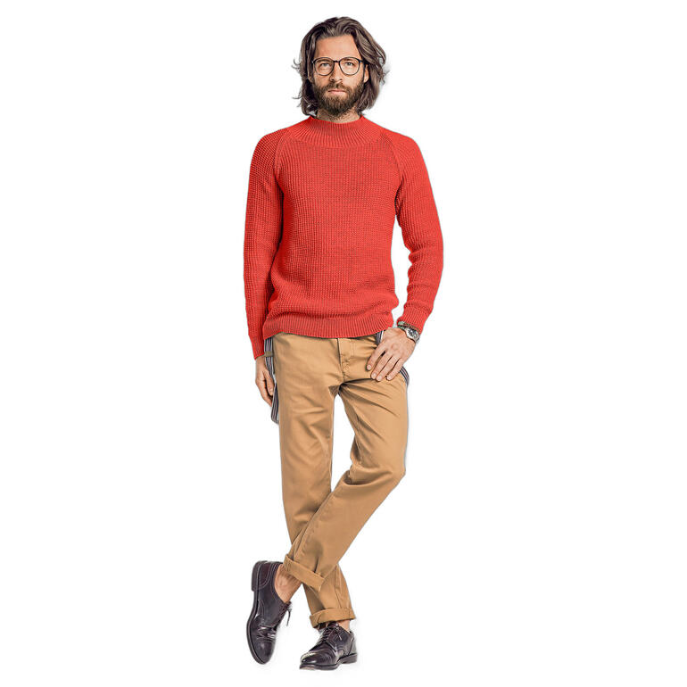 Mann trägt einen roten Pullover mit geripptem Muster.