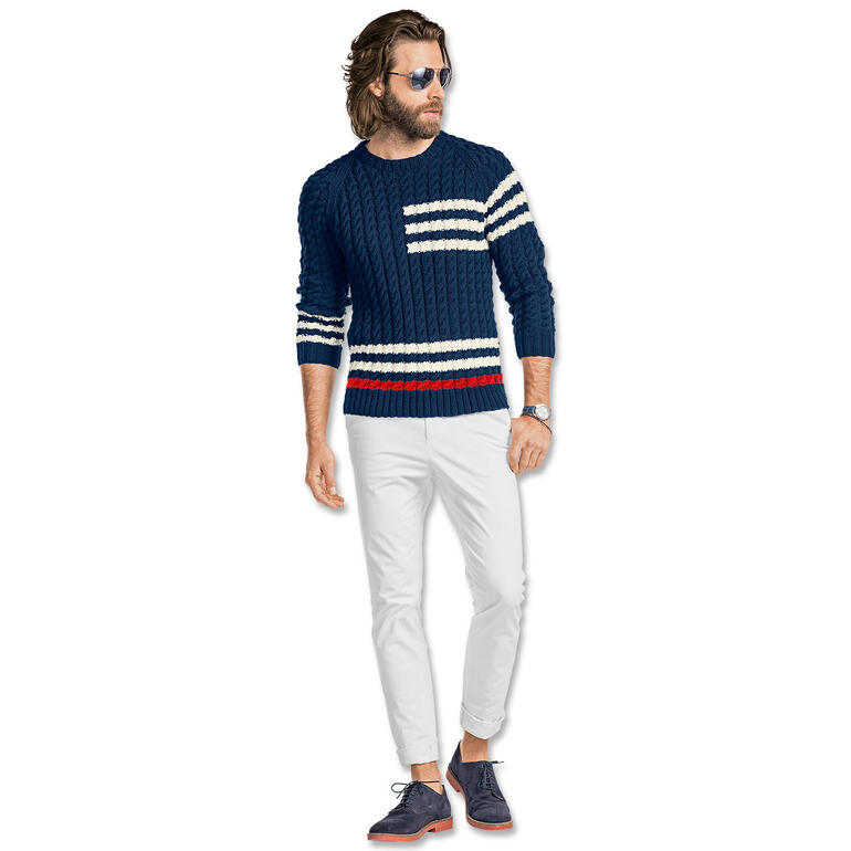 Mann trägt einen maritimen, gestreiften Pullover.