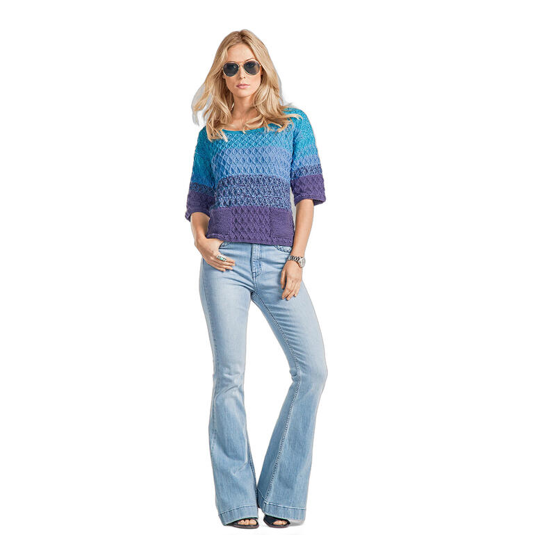 Pullover aus Seidana mit blauen Farbtönen, getragen von einer Frau.