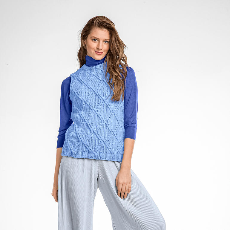 Damenpullunder aus Merino Dick in hellblau, getragen über einem langen Shirt.