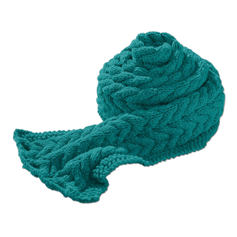 Schal in zwei Größen aus Merino-Dick, in gewundener Form präsentiert.