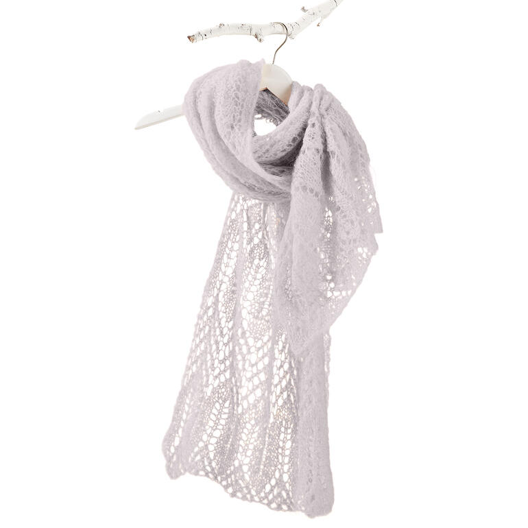 Stola aus Aerea, zart und luftig, auf einem Kleiderbügel hängend.