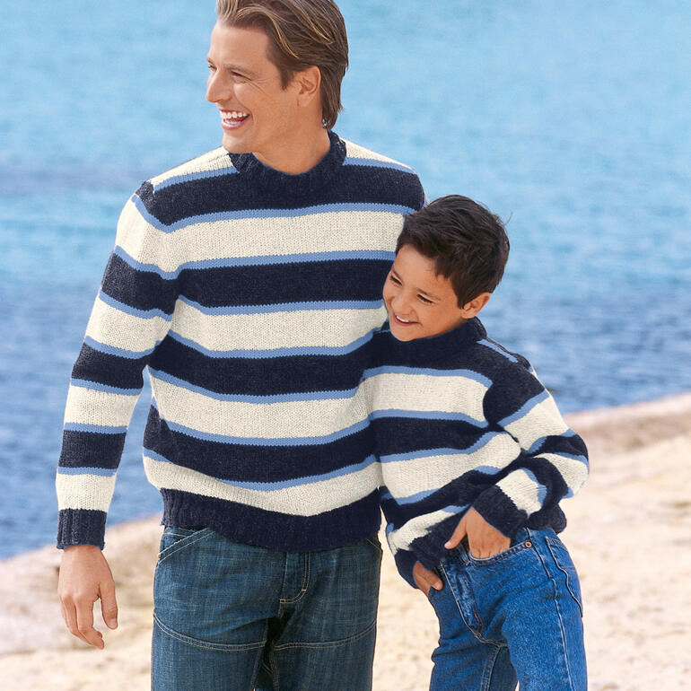 Herrenpullover aus Landwolle, gestreift in blau und beige, getragen von einem Mann und einem Jungen.