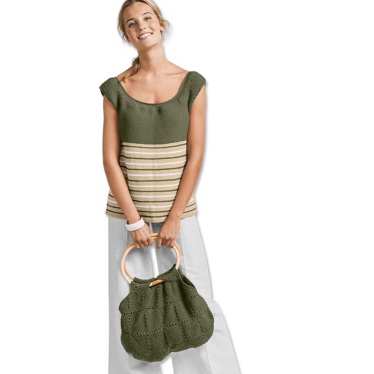 Frau trägt ein olivgrünes Top mit breiten Trägern und hält eine Tasche, lächelt auf hellem Hintergrund.