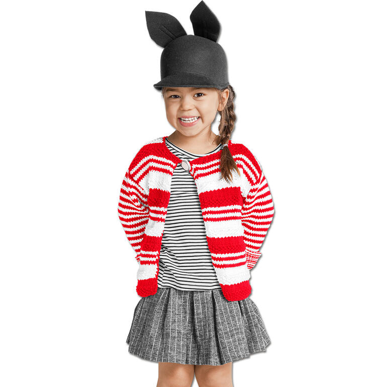 Mädchen in rot-weiß gestreifter Kinderjacke mit einem Hut mit Ohren.