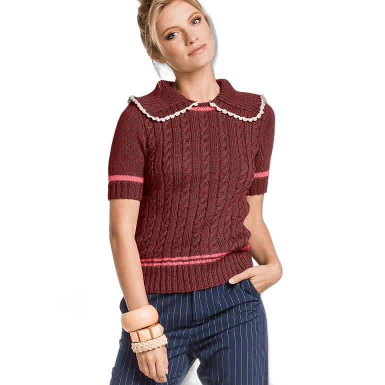Frau in bordeauxfarbenem Pullover mit Cropped-Schnitt und geschmackvollem Kragen.