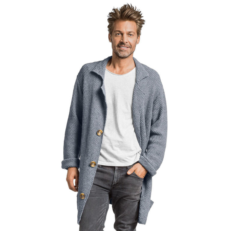 Mann in grauem, langem Wollmantel mit großen Knöpfen.