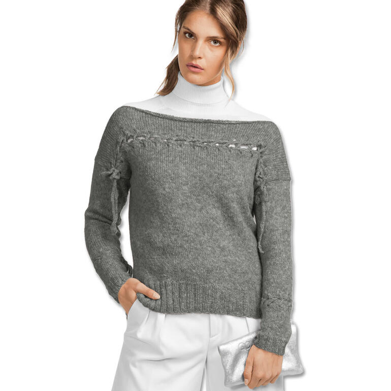 Damenpullover in grauer Farbe mit aufwendig gestaltetem Ausschnitt.