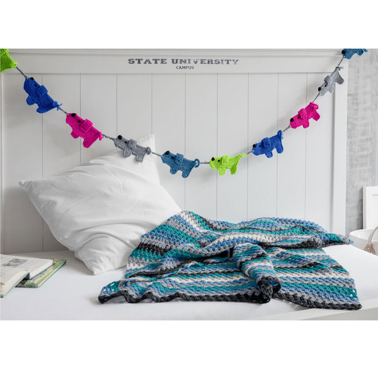 Hunde-Wimpelkette aus gehäkeltem Material, bunt dekoriert