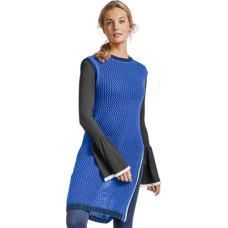 Damen Tunika aus Merino-Cotton in leuchtendem Blau, getragen von einer Frau mit langen Ärmeln.