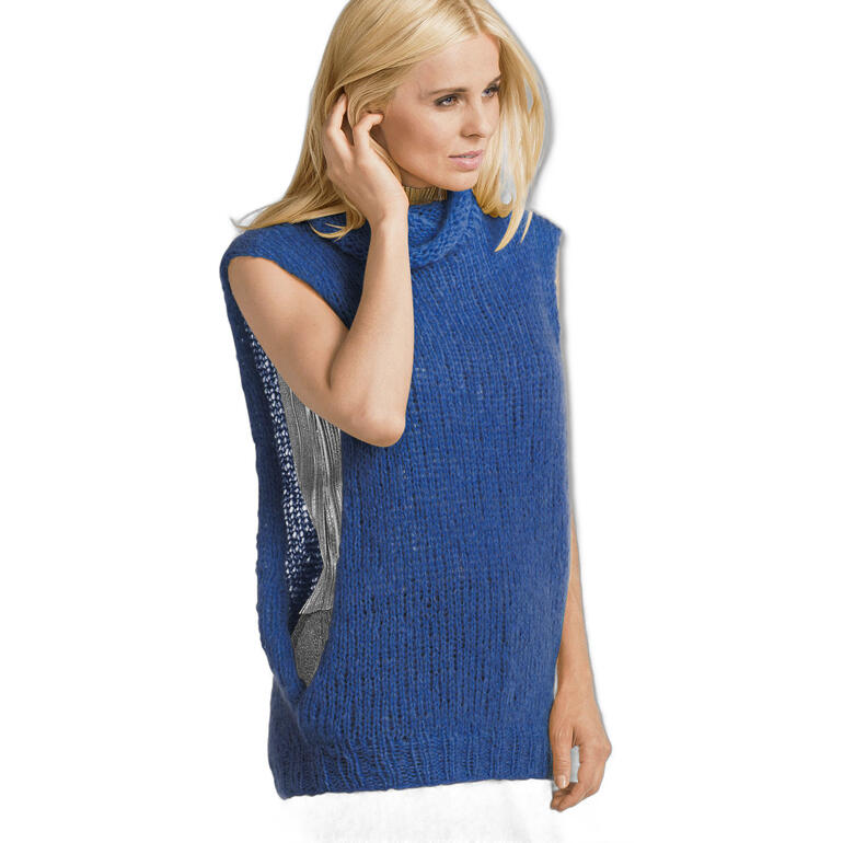 Damen Pullunder aus Aerea in kräftigem Blau, getragen von einer Frau mit kurzwelligem Haar.
