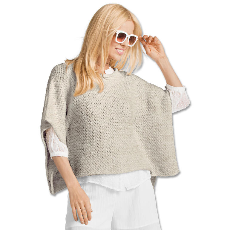 Damen Cape aus Bandana in graugelb, getragen von einer Frau mit Sonnenbrille.