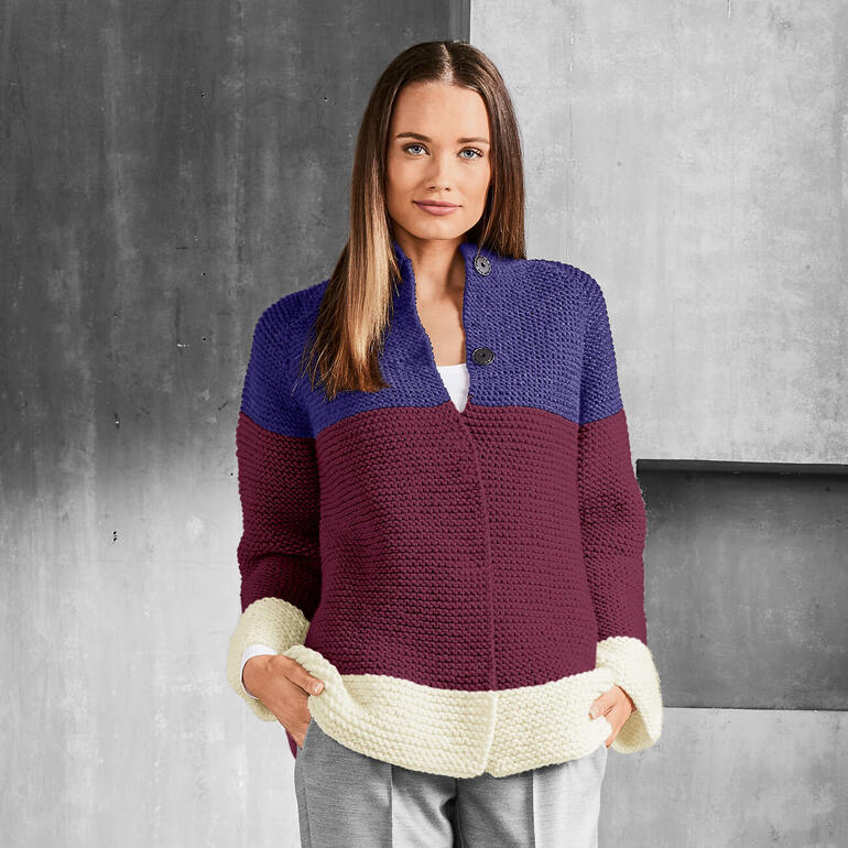 Herrenjacke in Lila, Blau und Creme mit Knöpfen, lässig getragen.