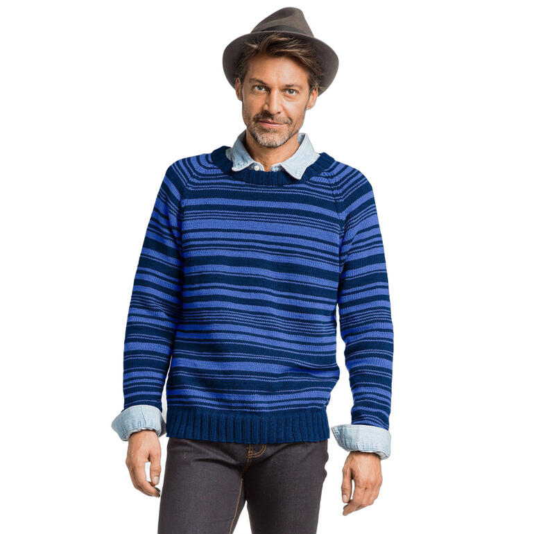 Herrenpullover in verschiedenen Blautönen mit raglan Ärmeln.