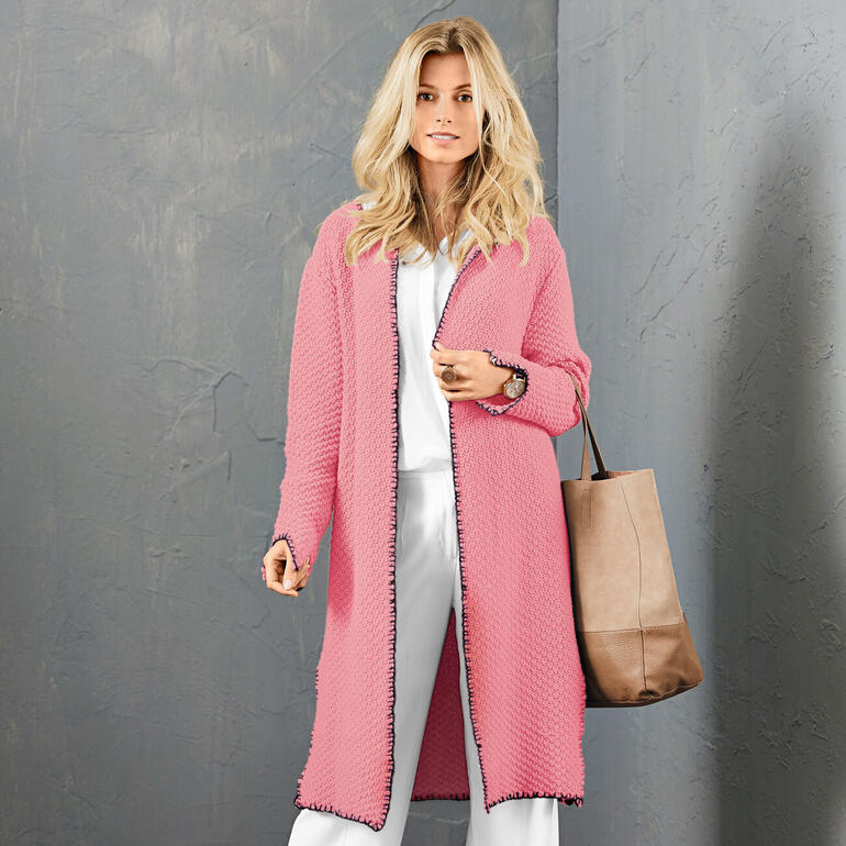 Damen Mantel aus Merino-Cotton in zartem Rosa, offen getragen mit einer Tasche.