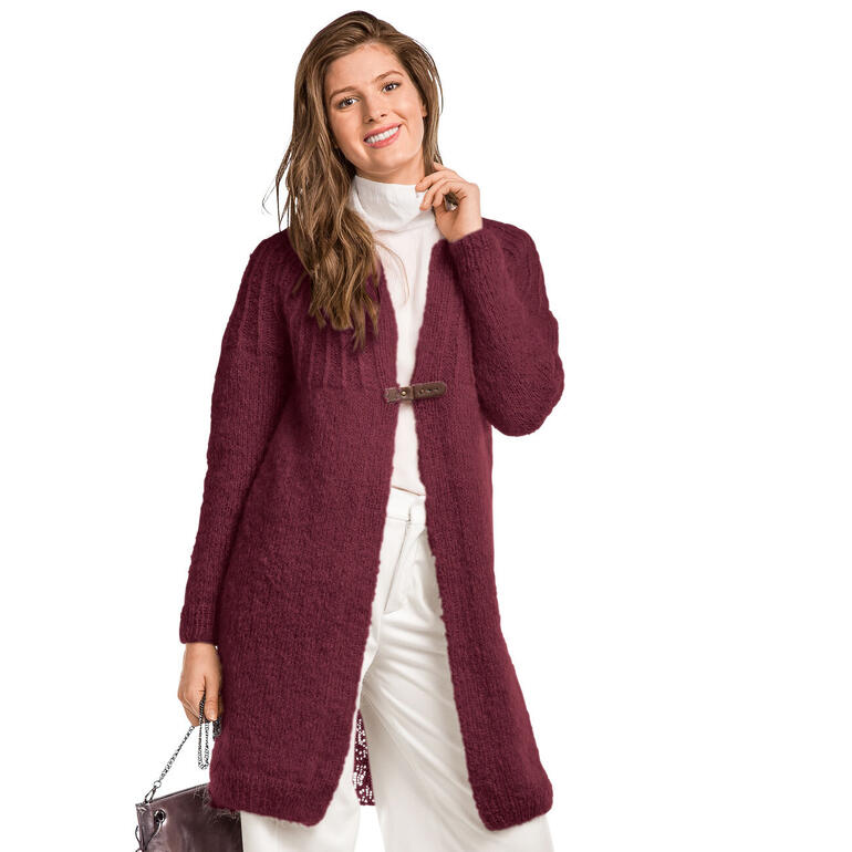 Damenjacke aus Feelana in dunklem Weinrot mit einem dekorativen Verschluss.