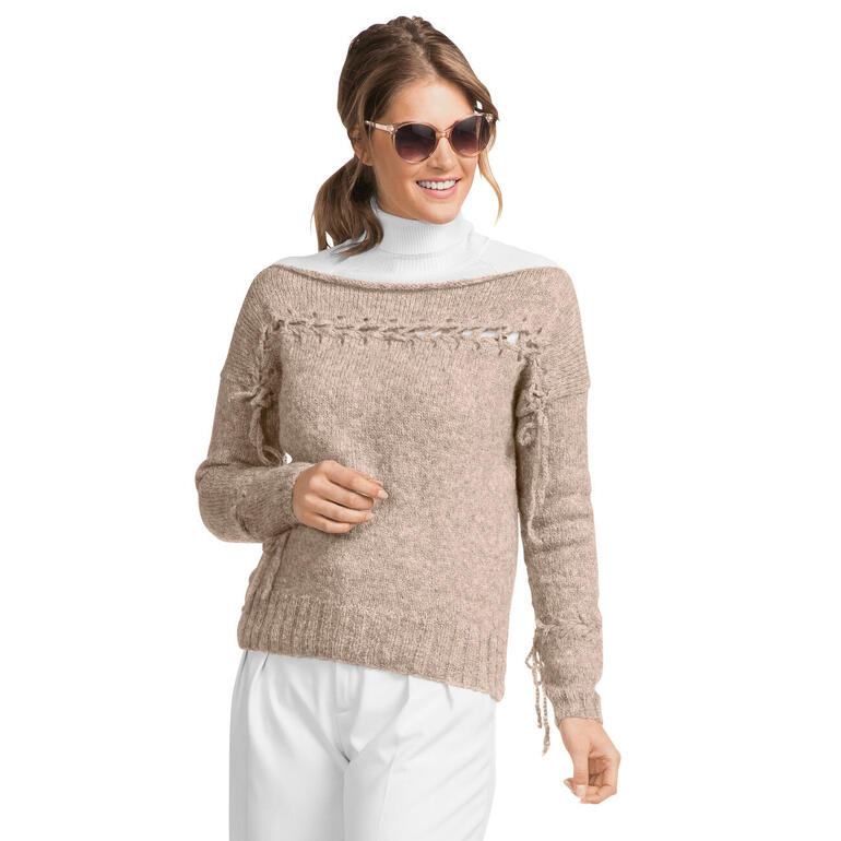 Damenpullover aus Palazzo in beigen Tönen mit dekorativen Fransen.