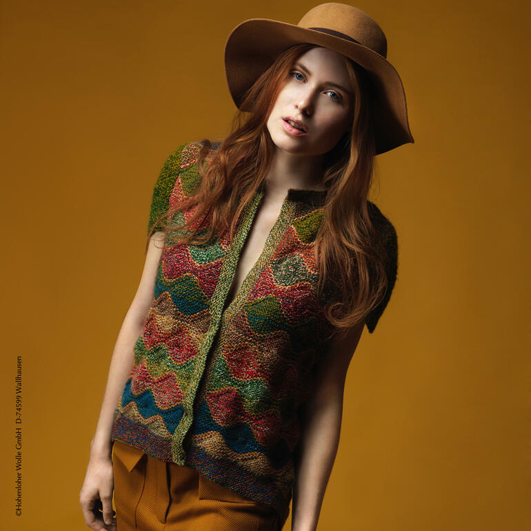 Bunte Damen Weste aus Zauberwolle in mehrfarbigen Mustern