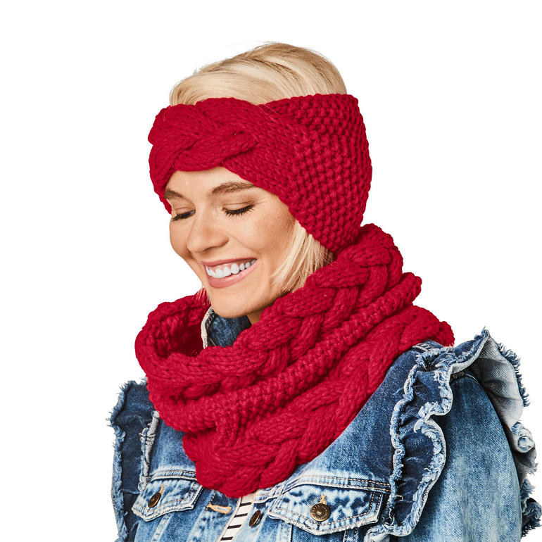 Dame mit rotem Loop und Stirnband aus Merino Dick, lächelt in einer Jeansjacke