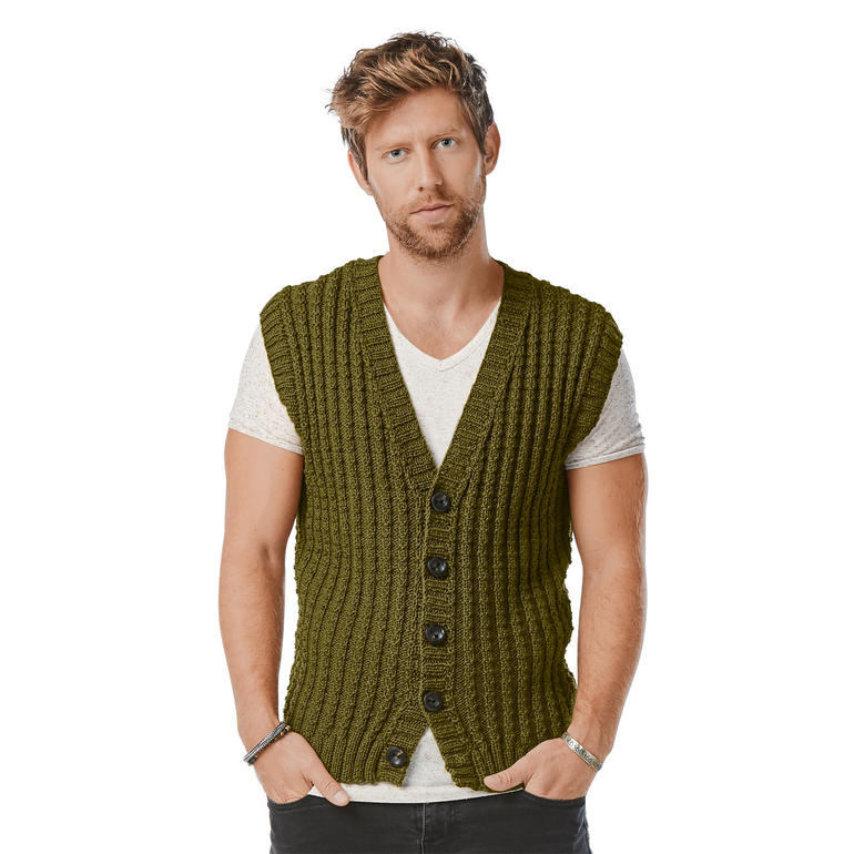Mann trägt eine olivgrüne Herrenweste aus Merino-Cablé und hat ernsten Ausdruck.