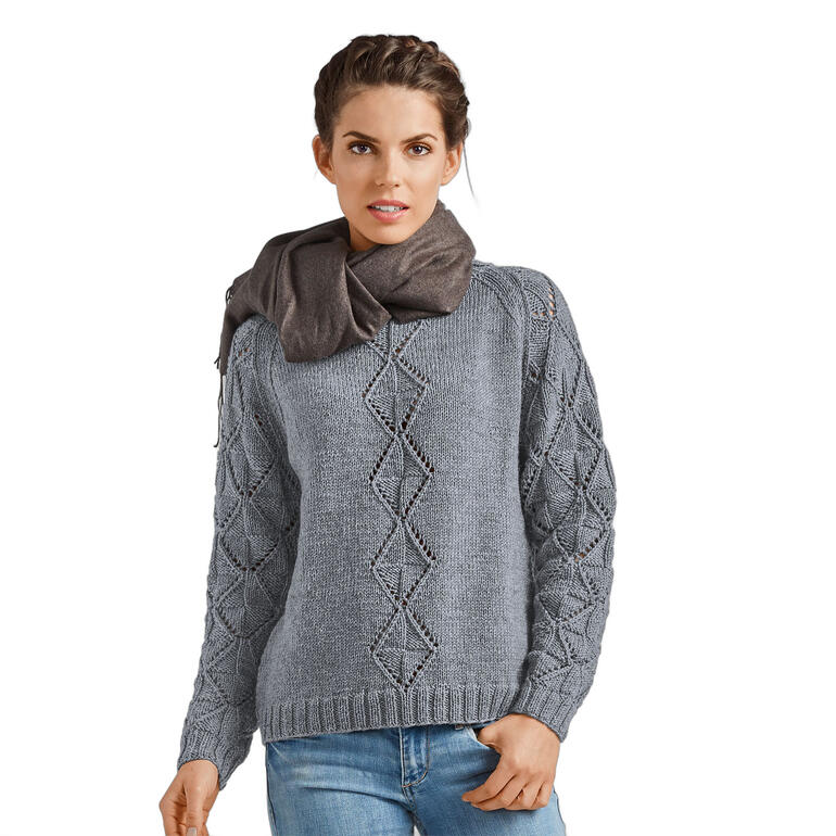 Dame in grauem Pullover aus Merino-Extrafein, mit einem Schal um den Hals.