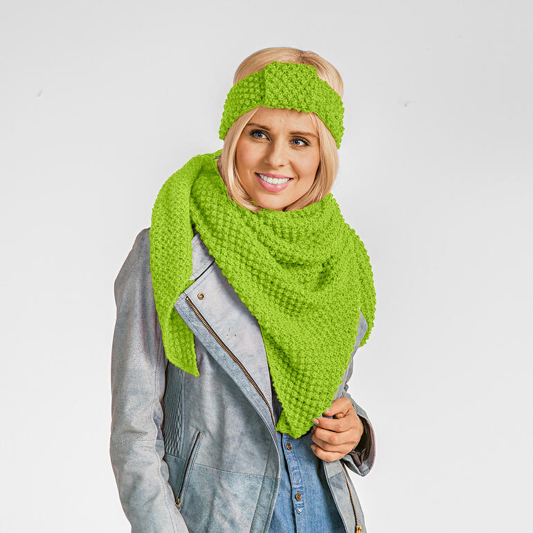 Dame trägt ein grünes Tuch und Stirnband aus Aparta-Nova, lächelt zur Kamera.