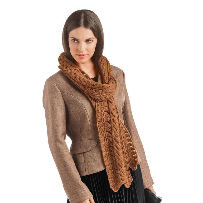 Brauner Schal in einer offenen Stricktechnik, lässig um den Hals drapiert.