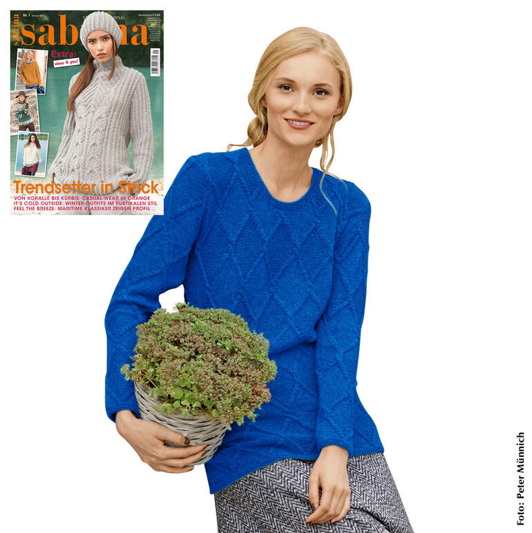 Damenpullover aus Kaschmir in Blauton, Model hält Topf mit Pflanzen.