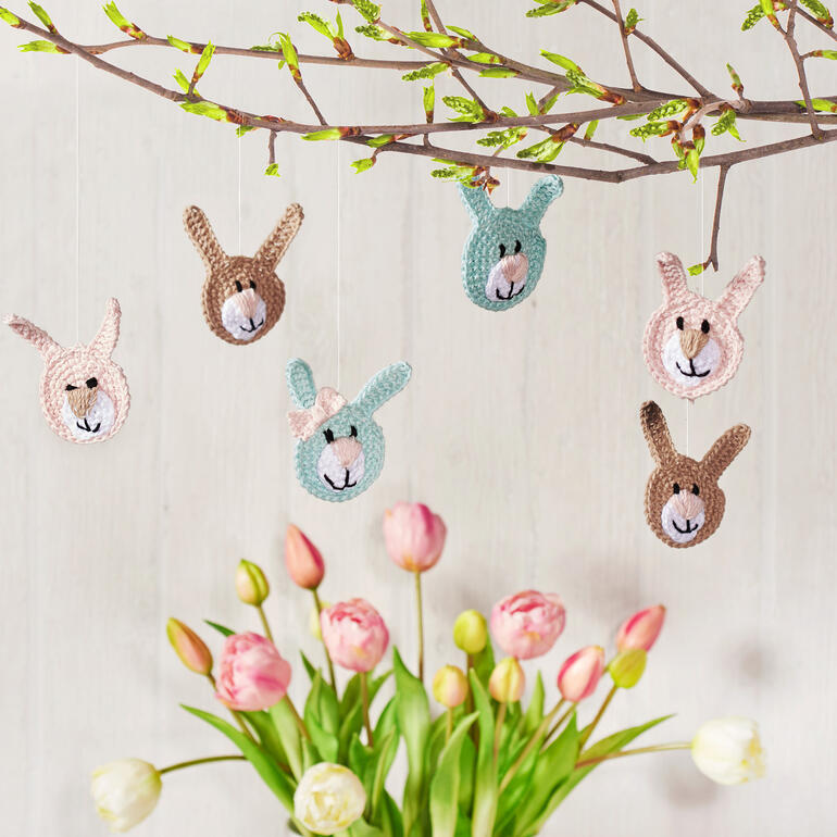 Hasen-Anhänger aus Cotonia II in bunten Farben, dekorativ.