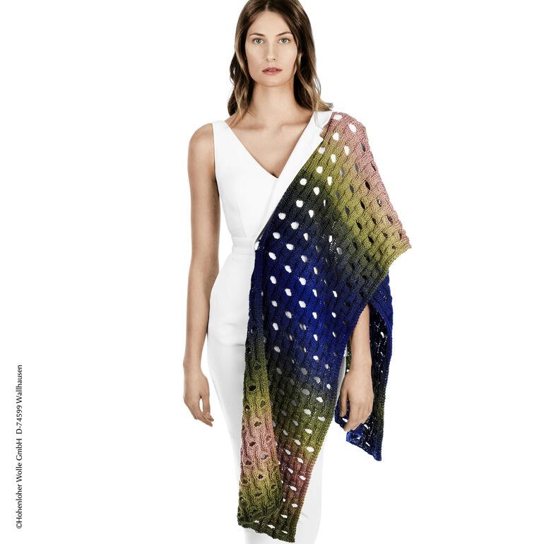 Schal aus Gradient von Schoppel Wolle in sanften Farbtönen.