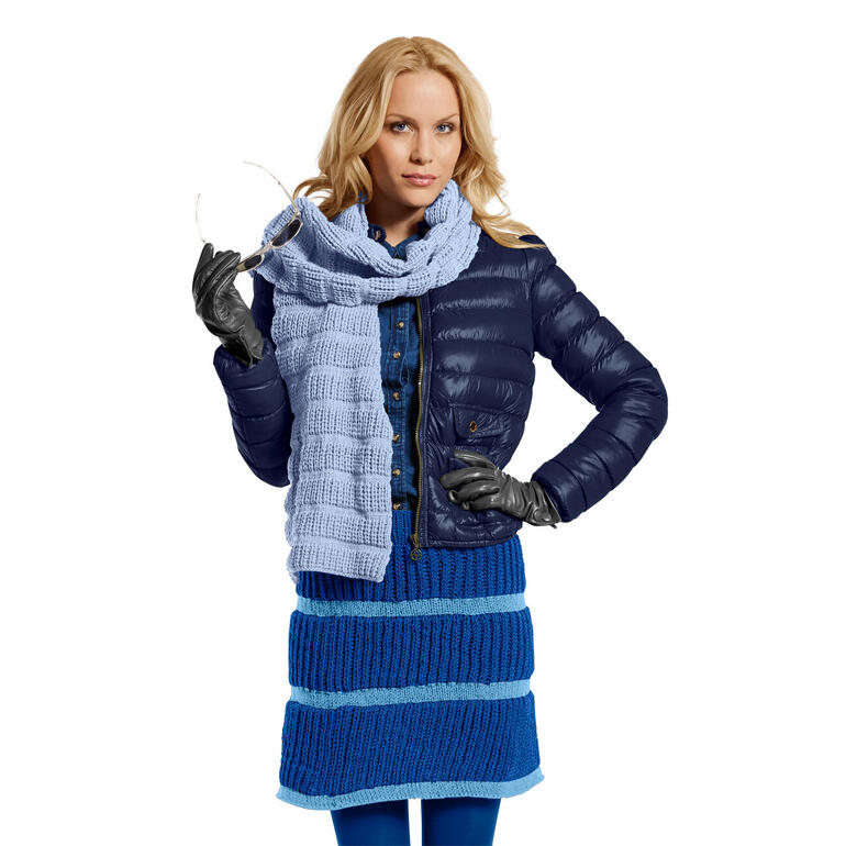 Rock aus Merino-Classic in Blau, kombiniert mit einem Pufferjacke.