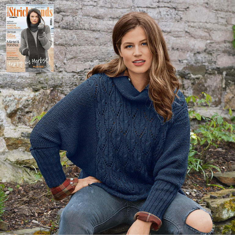 Dunkelblauer Poncho aus Merino-Cotton, lässig über die Schultern drapiert