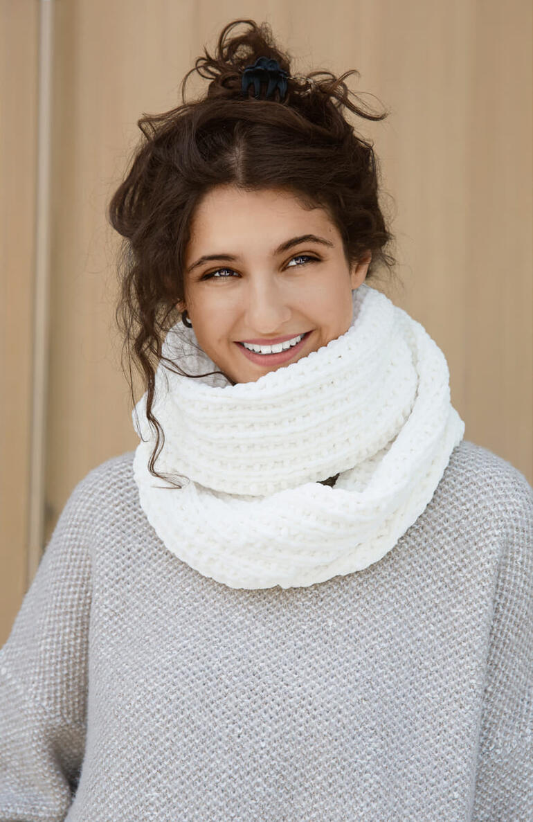 Weißer Loop aus Funny Uni, ca. 130 x 25 cm, zum Wickeln