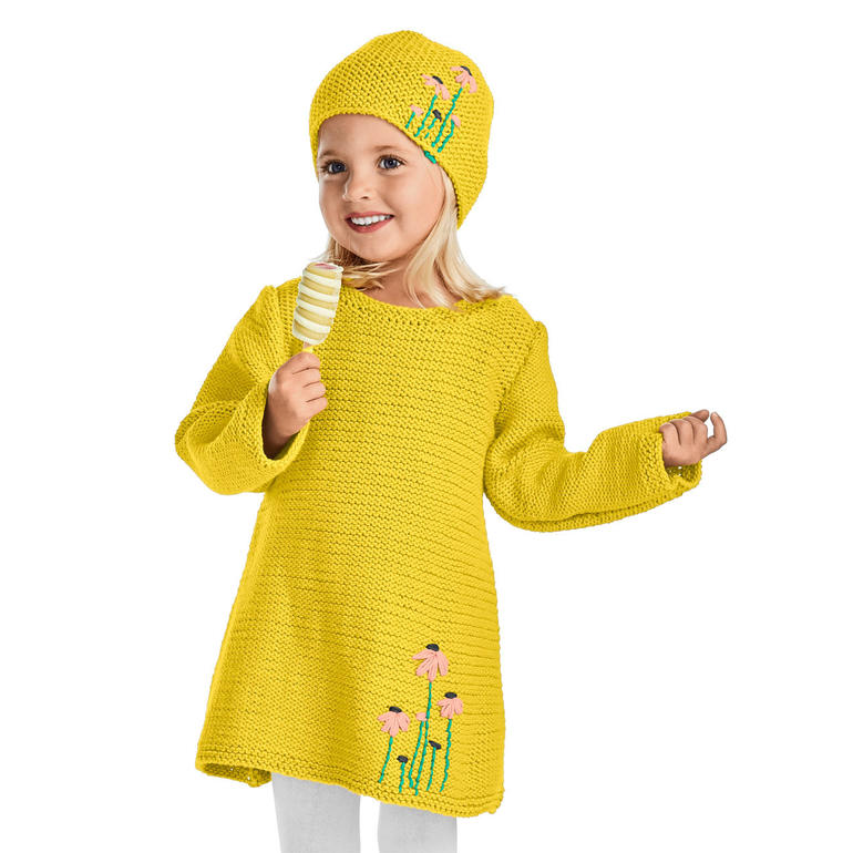 Mädchen trägt gelbes Kinderkleid und passende Mütze mit Blumenmuster.