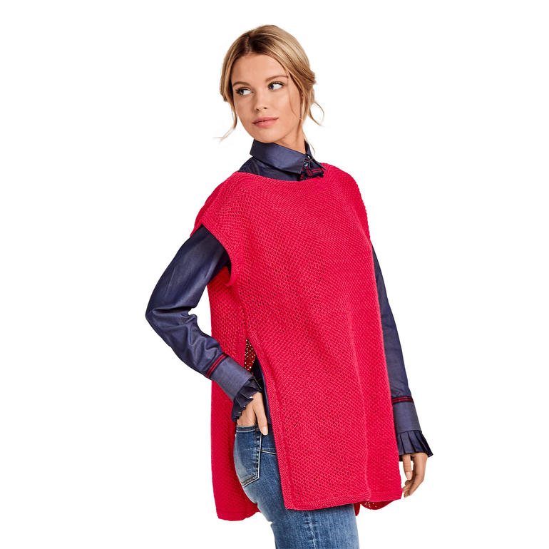 Dame in einer roten Tunika aus Cotton-Superfine II, lächelnd in der Fotopose.