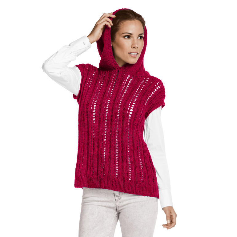 Dame in rotem Kapuzenpulli, trägt weißen Blusenkragen darunter.