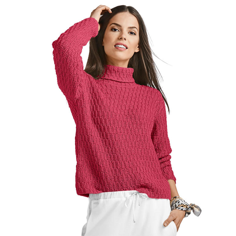 Dame in rotem Rollkragenpullover, lächelt freundlich in die Kamera.