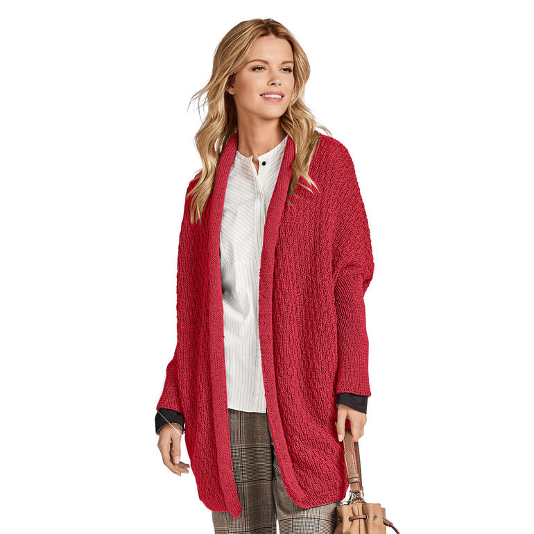 Rote 2-fädige Damenjacke, lässig über einem weißen Oberteil getragen.