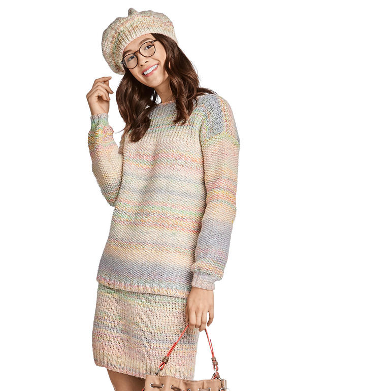 Outfit aus pastellfarbigem Pullover und Rock, lässig und modisch, vor hellem Hintergrund.