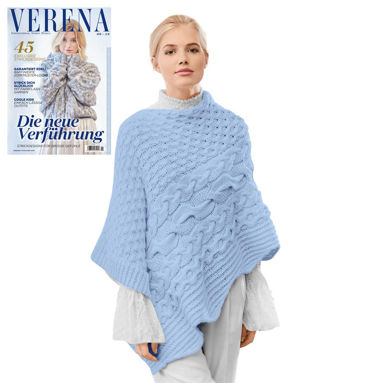 Blauer Poncho mit strukturiertem Design, lässig um die Schultern getragen.