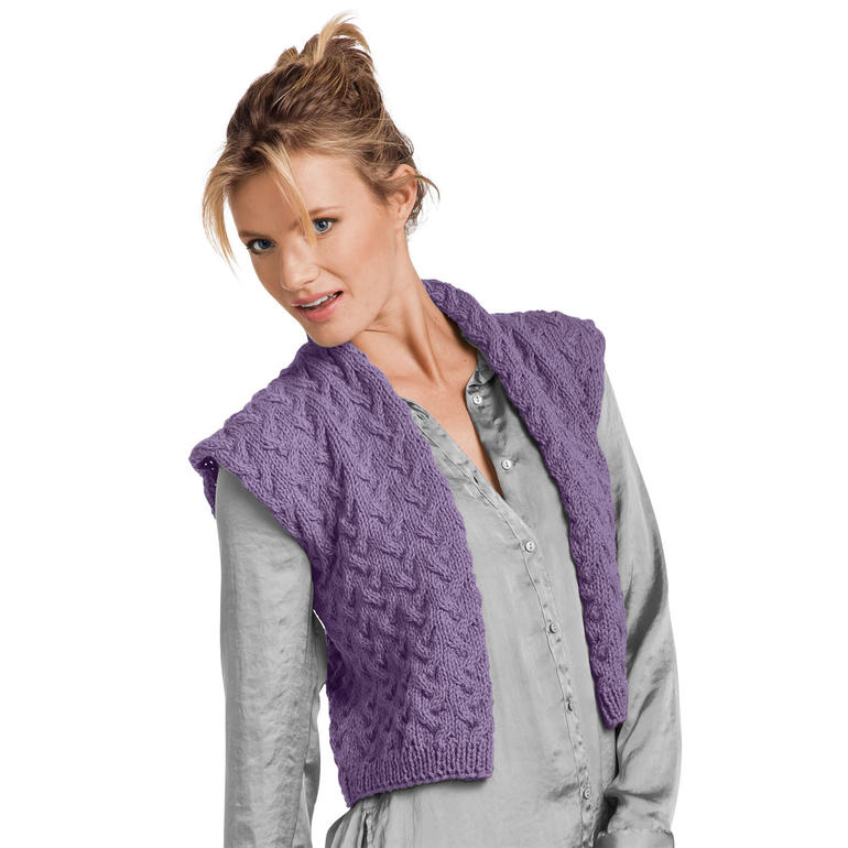 Frau in lila Strickweste ohne Ärmel, blickt in die Kamera.